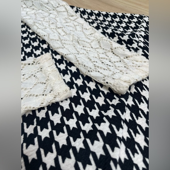 Women’s Laced Turtleneck Long Sleeves W/Retro Pattern Design - Picture 3 of 5